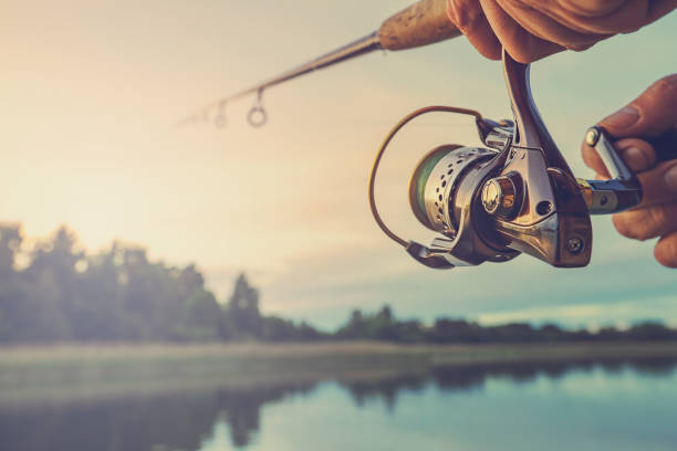 Equipo de pesca deportiva con caña y carrete